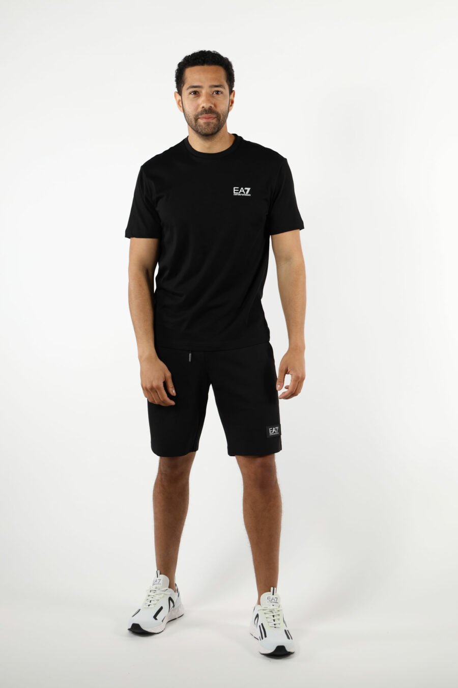 Camiseta negra con maxilogo "lux identity" vertical detrás - 110884