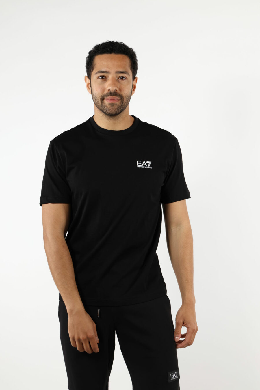 Camiseta negra con maxilogo "lux identity" vertical detrás - 110885