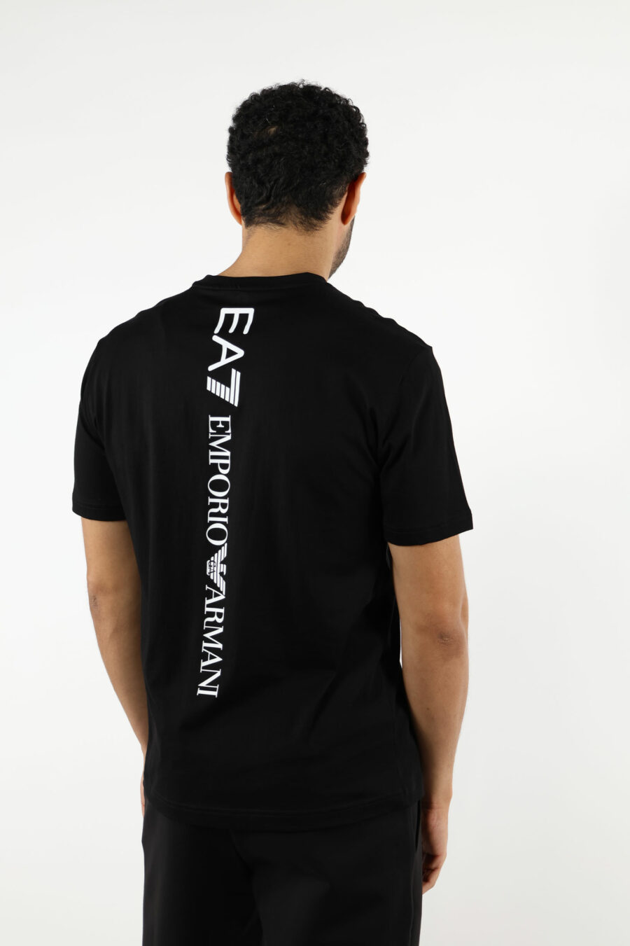 Camiseta negra con maxilogo "lux identity" vertical detrás - 110887