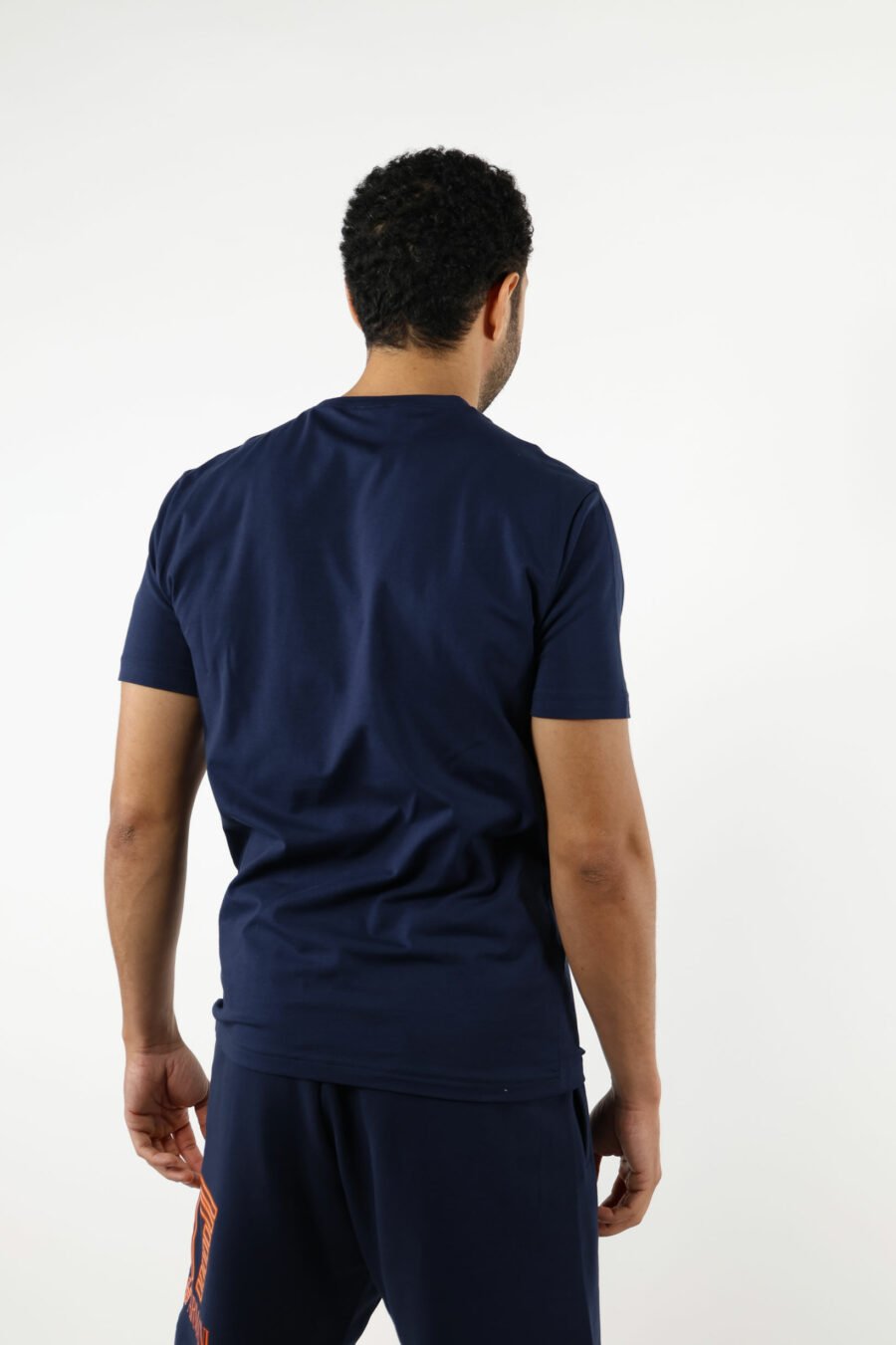 T-shirt azul escura com maxilogo "lux identity" em laranja néon - 110891