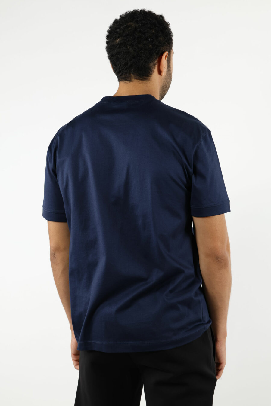 Camiseta azul oscuro con maxilogo "lux identity" en recuadro verde - 110948