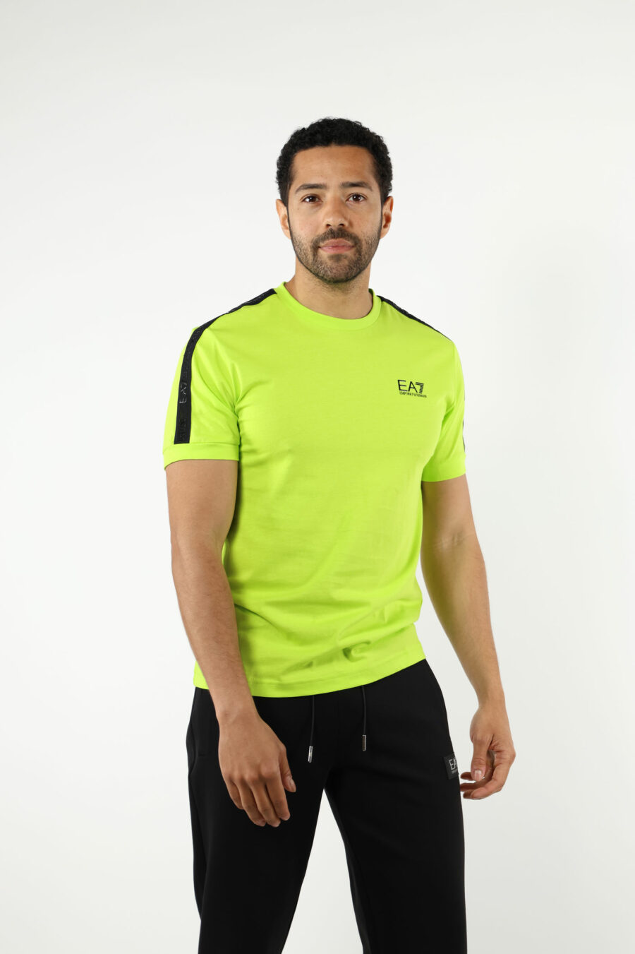 Limonengrünes T-Shirt mit schwarzem "lux identity" Mini-Logo-Band - 110950