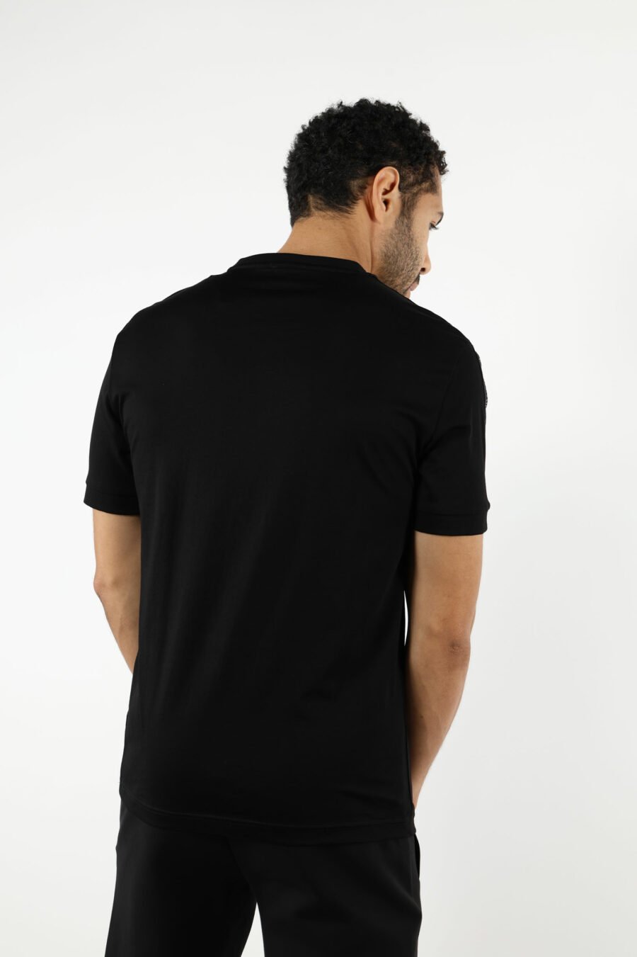 T-shirt preta com mini-logotipo "lux identity" em fita preta - 110961