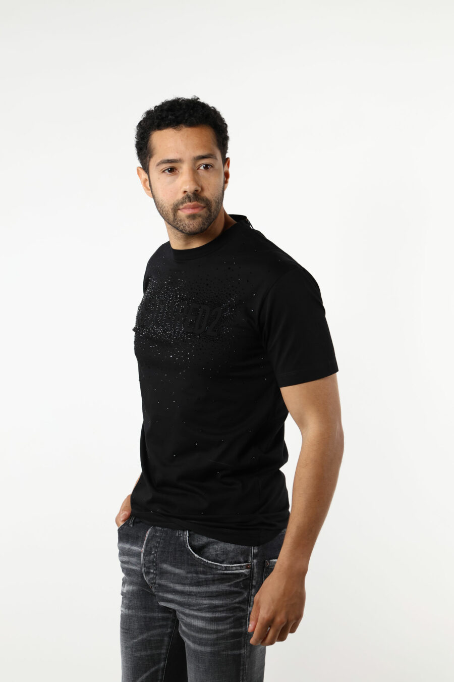 Schwarzes T-Shirt mit schwarzem geprägtem Maxilogo - 111286