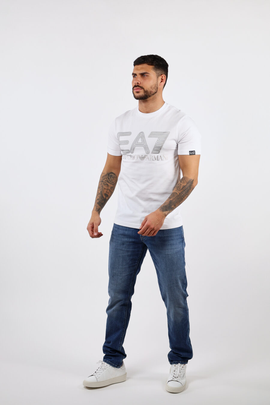 Weißes T-Shirt mit neon-silbernem "lux identity" Maxilogo - BLS Fashion 21