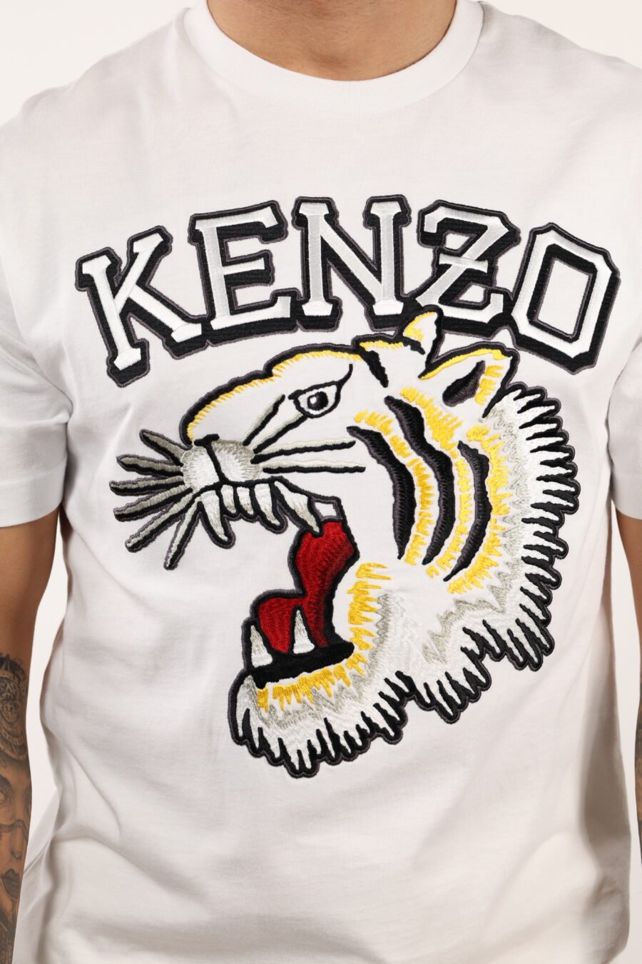 Camiseta blanca con maxilogo tigre multicolor - 109058