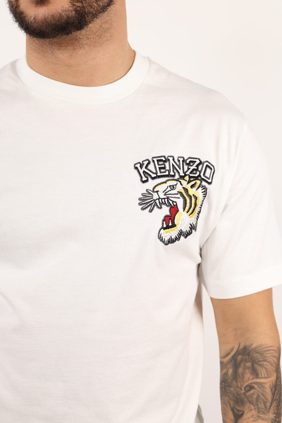 Camiseta blanca "oversize" logo pequeño tigre relieve - 109103 1