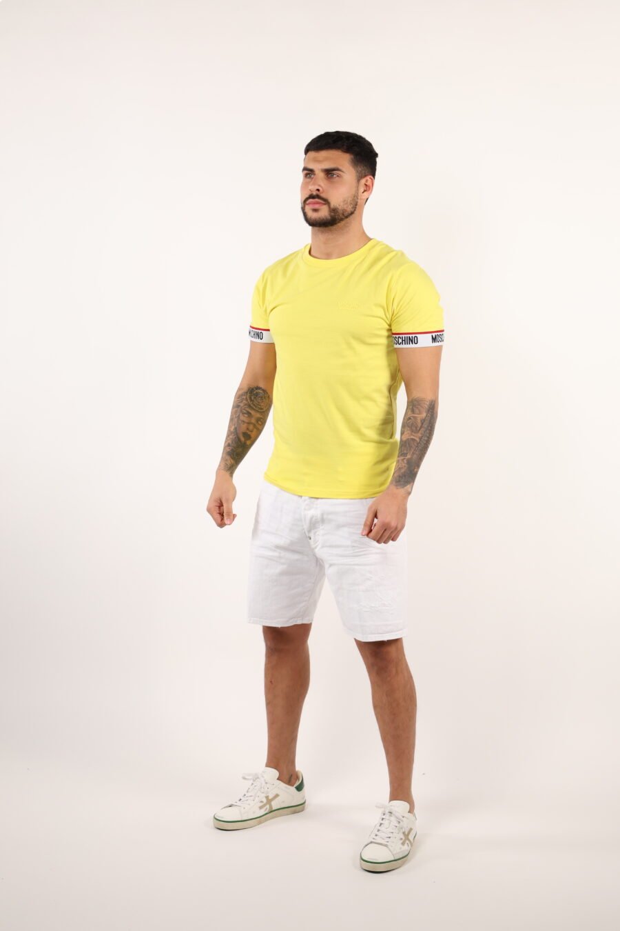 Camiseta amarilla con logo blanco en mangas - 109261