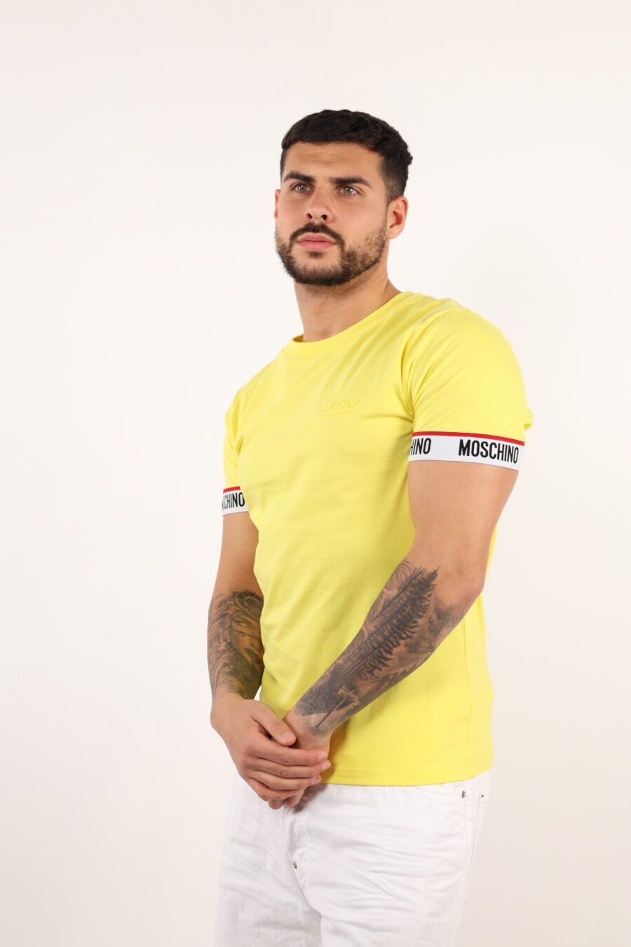 Camiseta amarilla con logo blanco en mangas - 109262