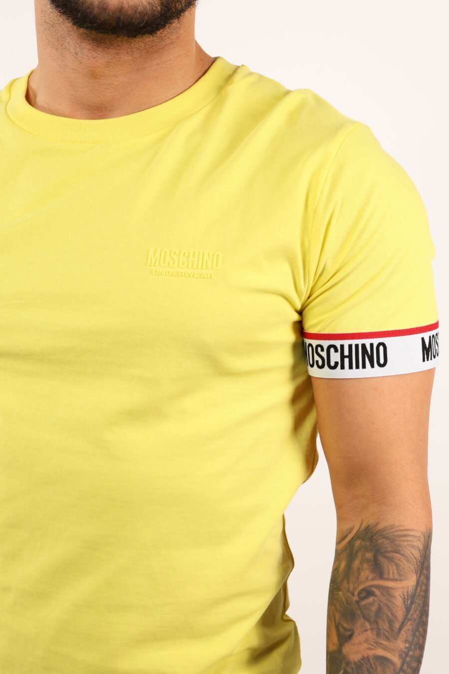 Camiseta amarilla con logo blanco en mangas - 109263