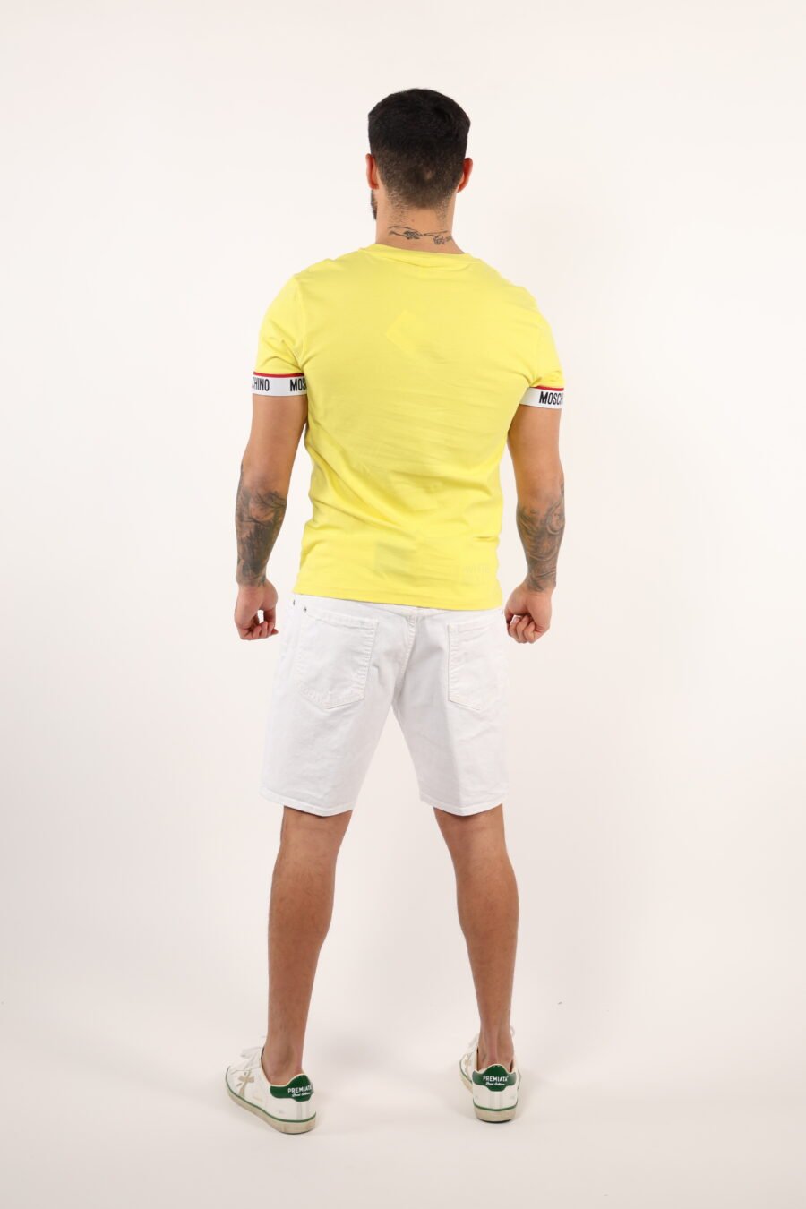 Camiseta amarilla con logo blanco en mangas - 109264