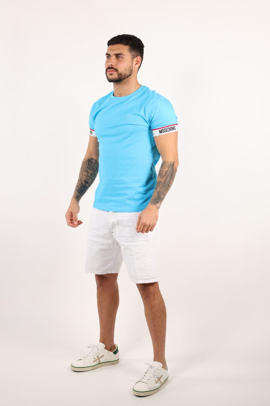 Camiseta azul claro con logo blanco en mangas - 109269
