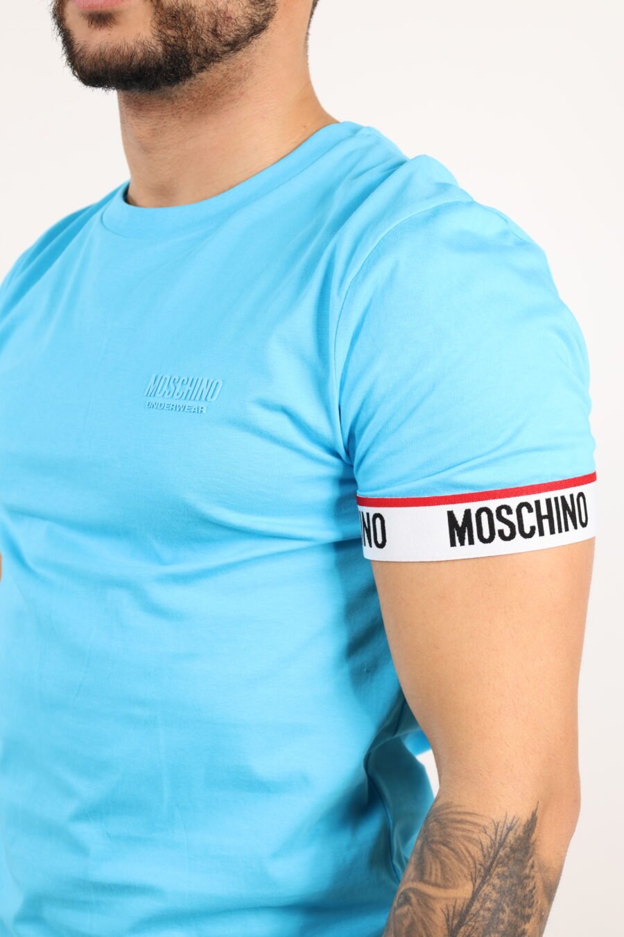Camiseta azul claro con logo blanco en mangas - 109271