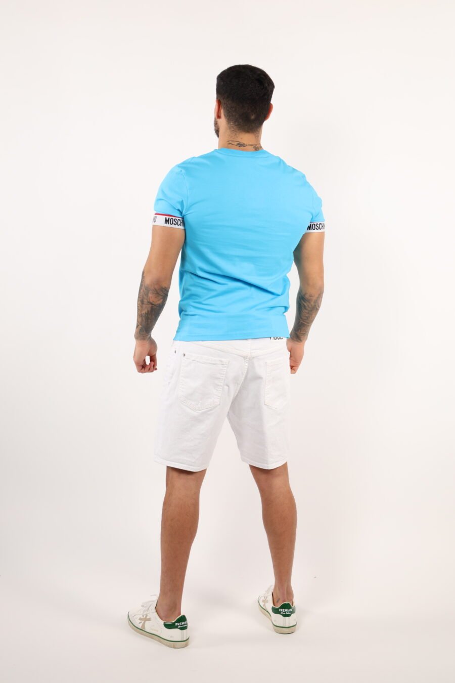 Camiseta azul claro con logo blanco en mangas - 109272