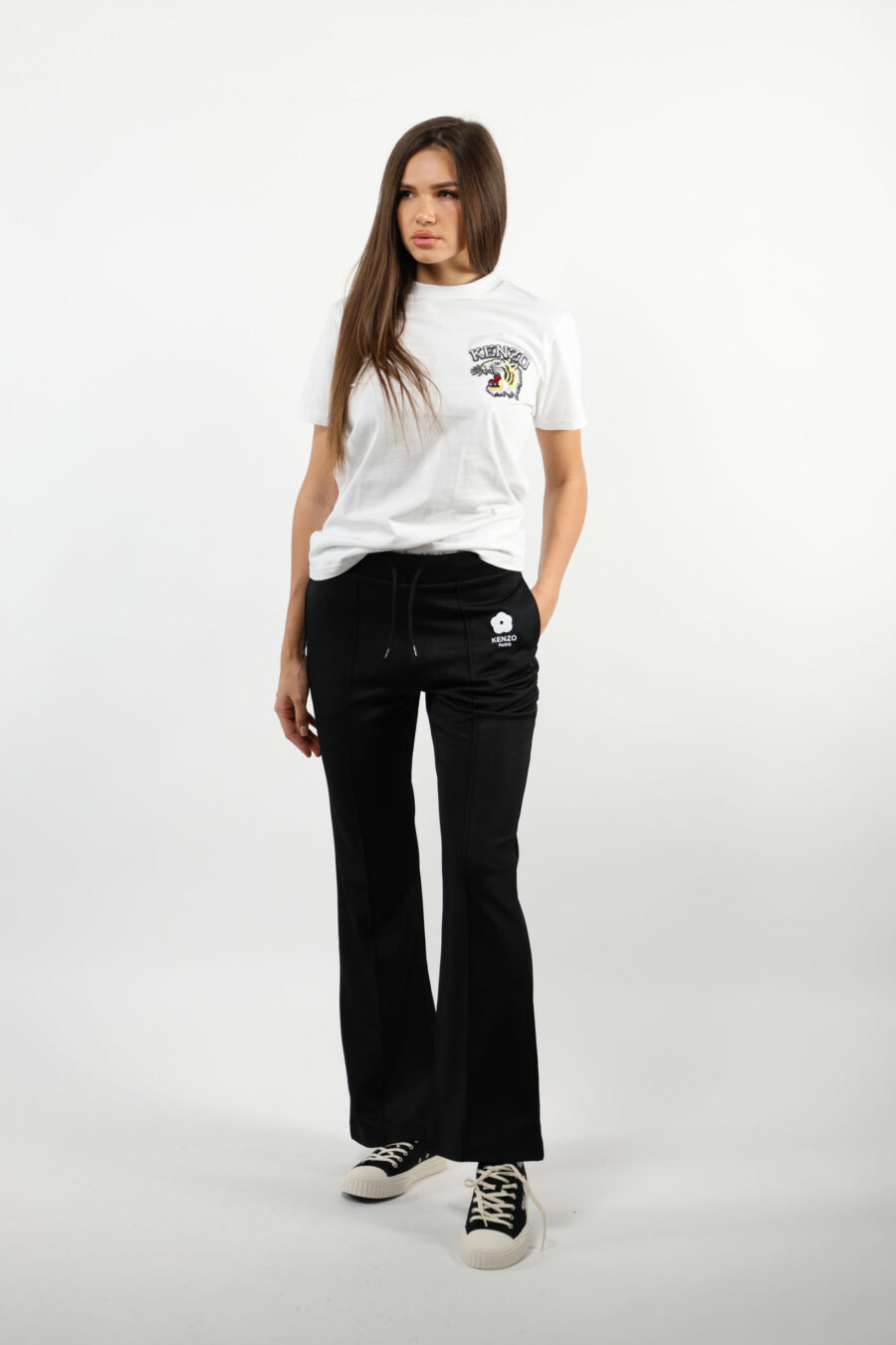 Pantalón de chándal negro con minilogo "boke flower" blanco - 109500