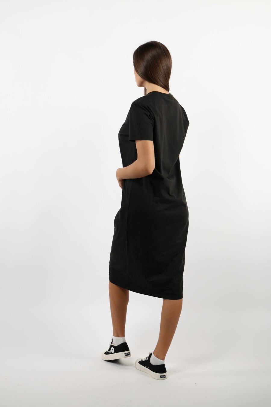 Vestido negro largo estilo polo con minilogo "boke flower" blanco - 109527