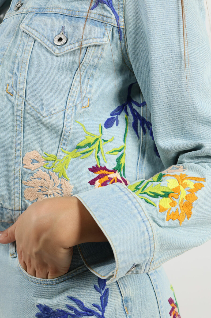 Blue denim jacket with logo "drawn flowers" - 109564