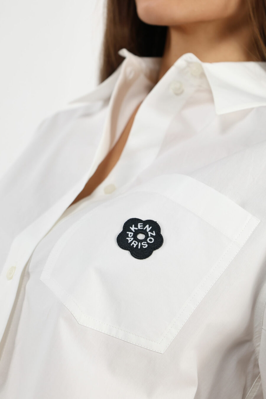 Camisa blanca manga corta con minilogo "boke flower" negro - 109577