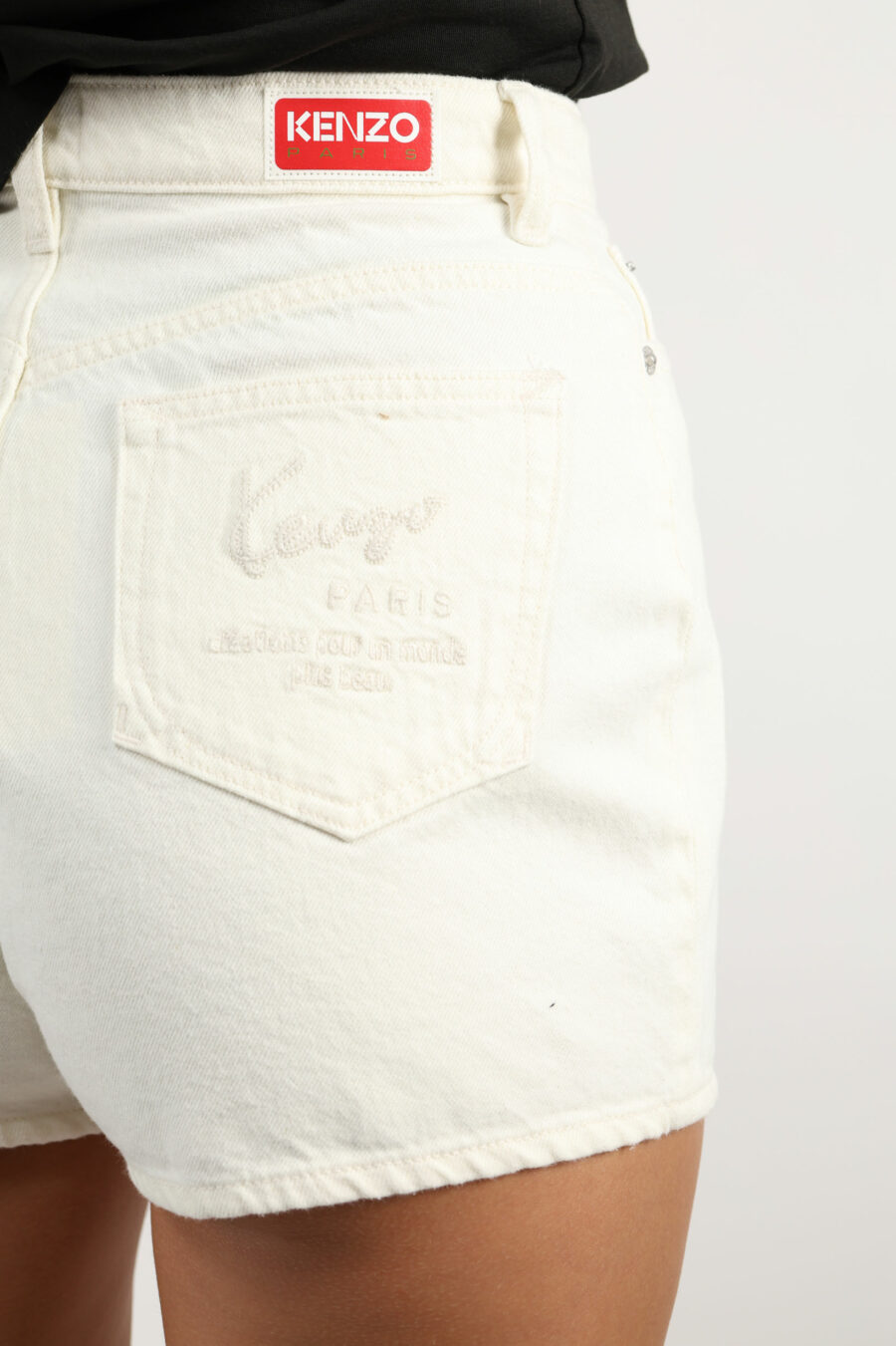 Pantalón vaquero corto blanco con minilogo "boke flower" - 109597