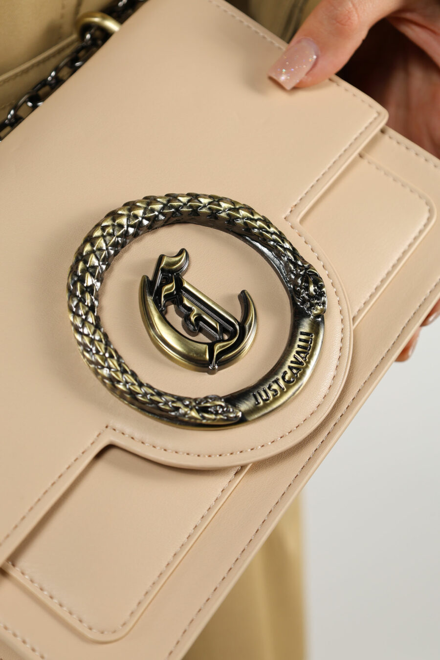 Bolso bandolera beige cuadrado con cadena y logo circular "c" dorado - 109841