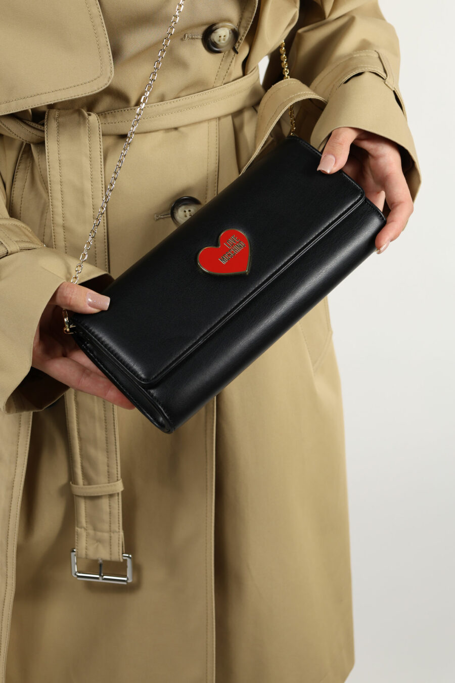 Bolso bandolera negro rectangular con minilogo corazón rojo - 109919