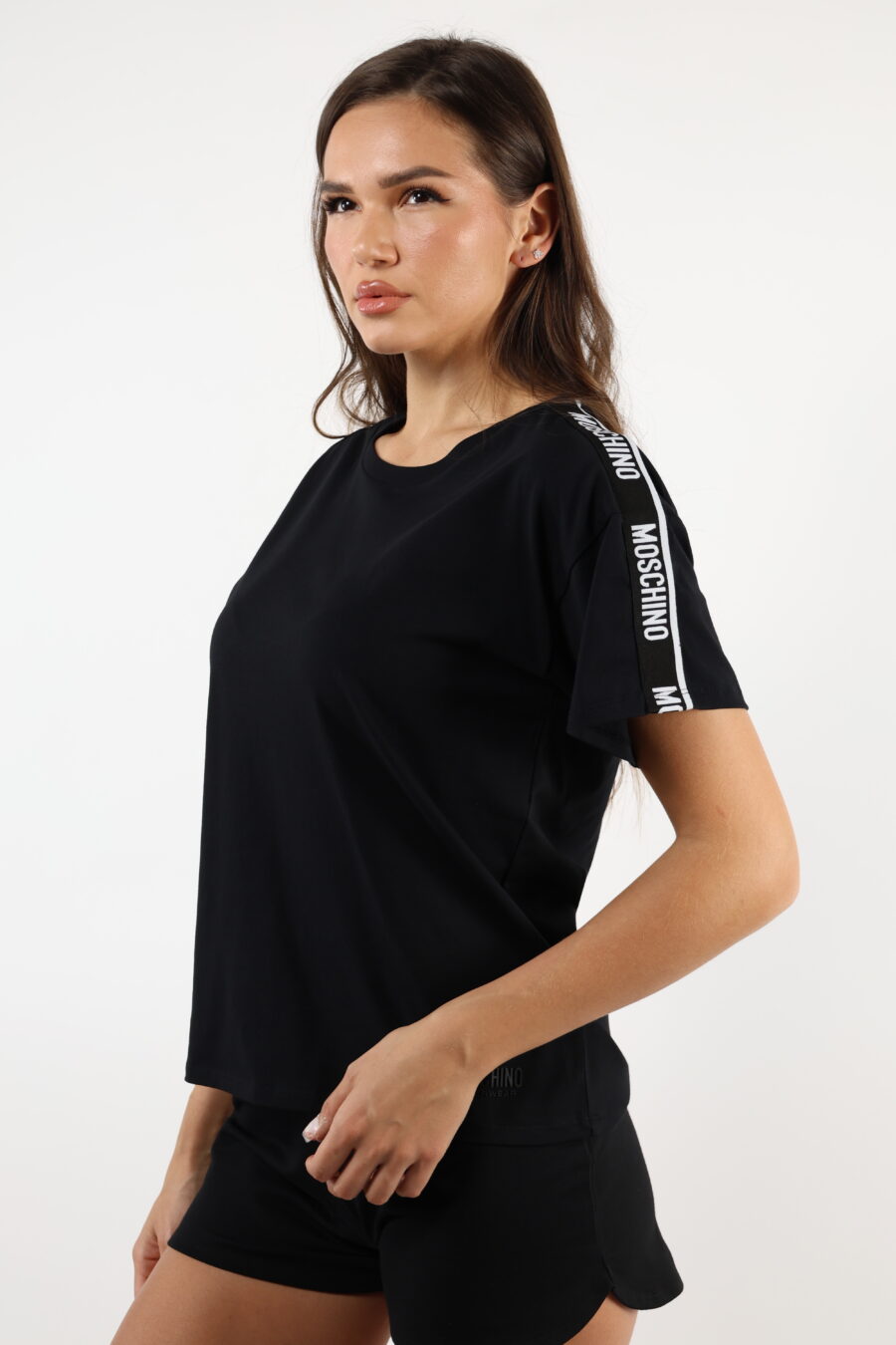 Camiseta negra con logo en cinta hombros blanco - 110494