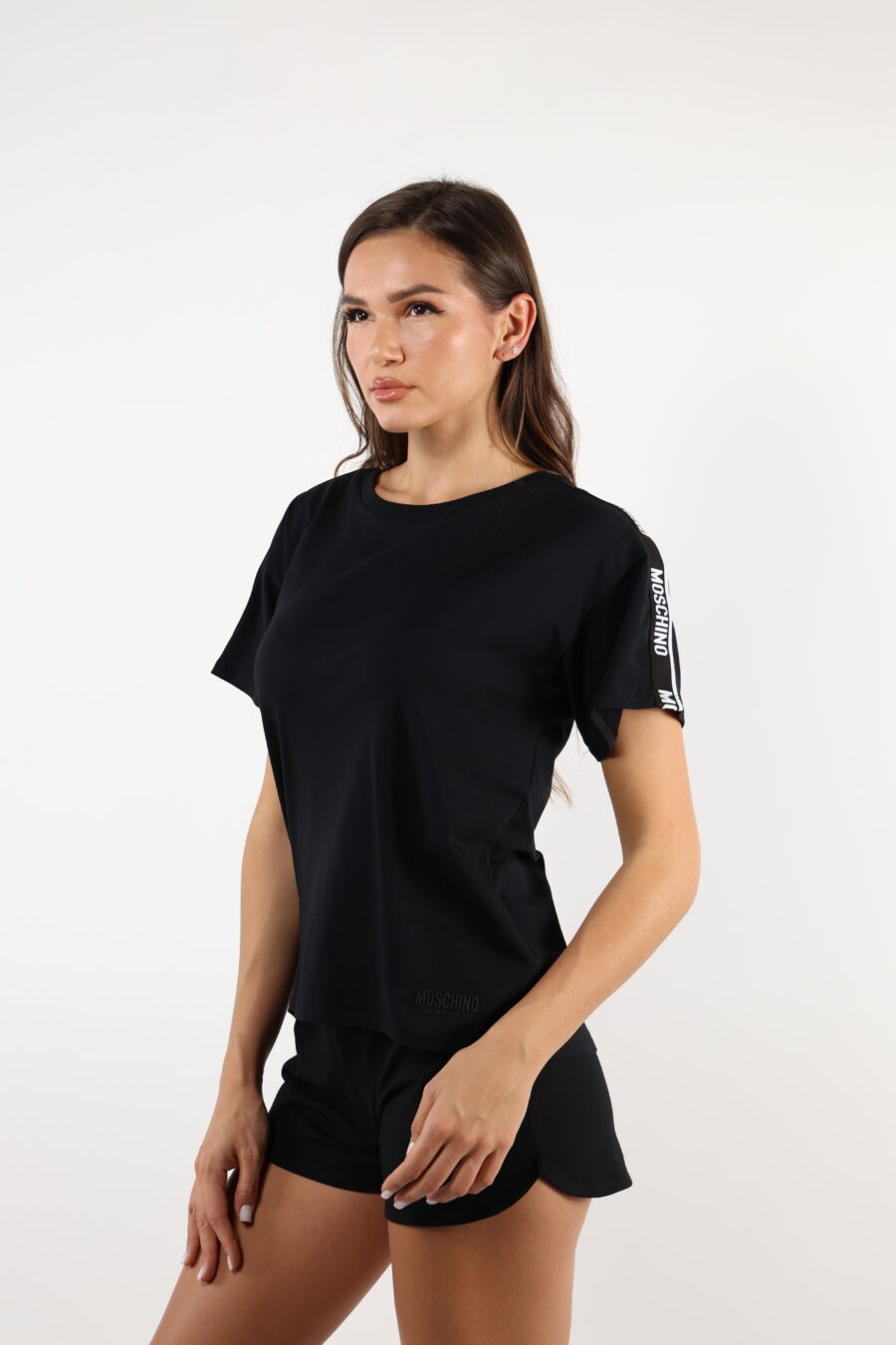 Camiseta negra corta con logo en cinta hombros blanco - 110496