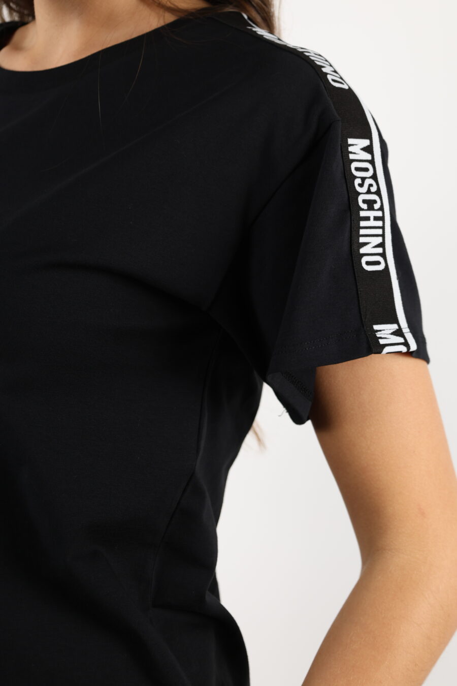 Camiseta negra corta con logo en cinta hombros blanco - 110497