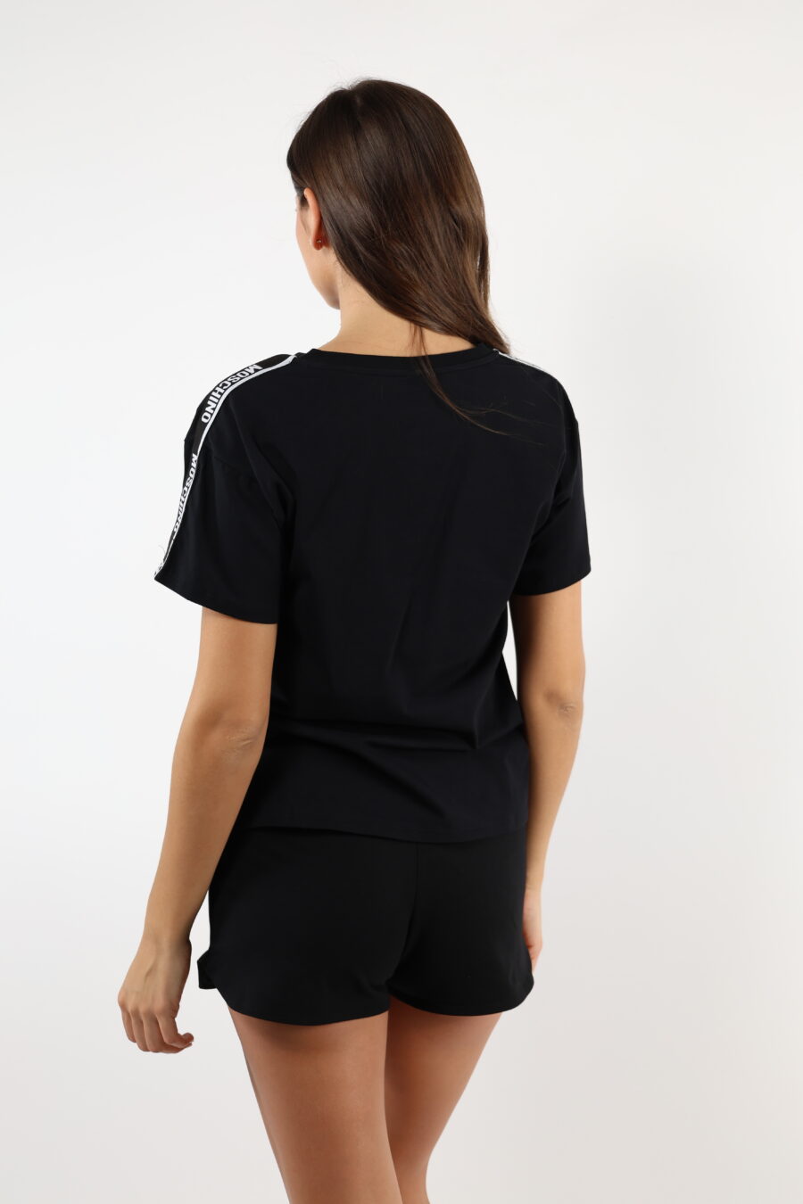 Camiseta negra corta con logo en cinta hombros blanco - 110498