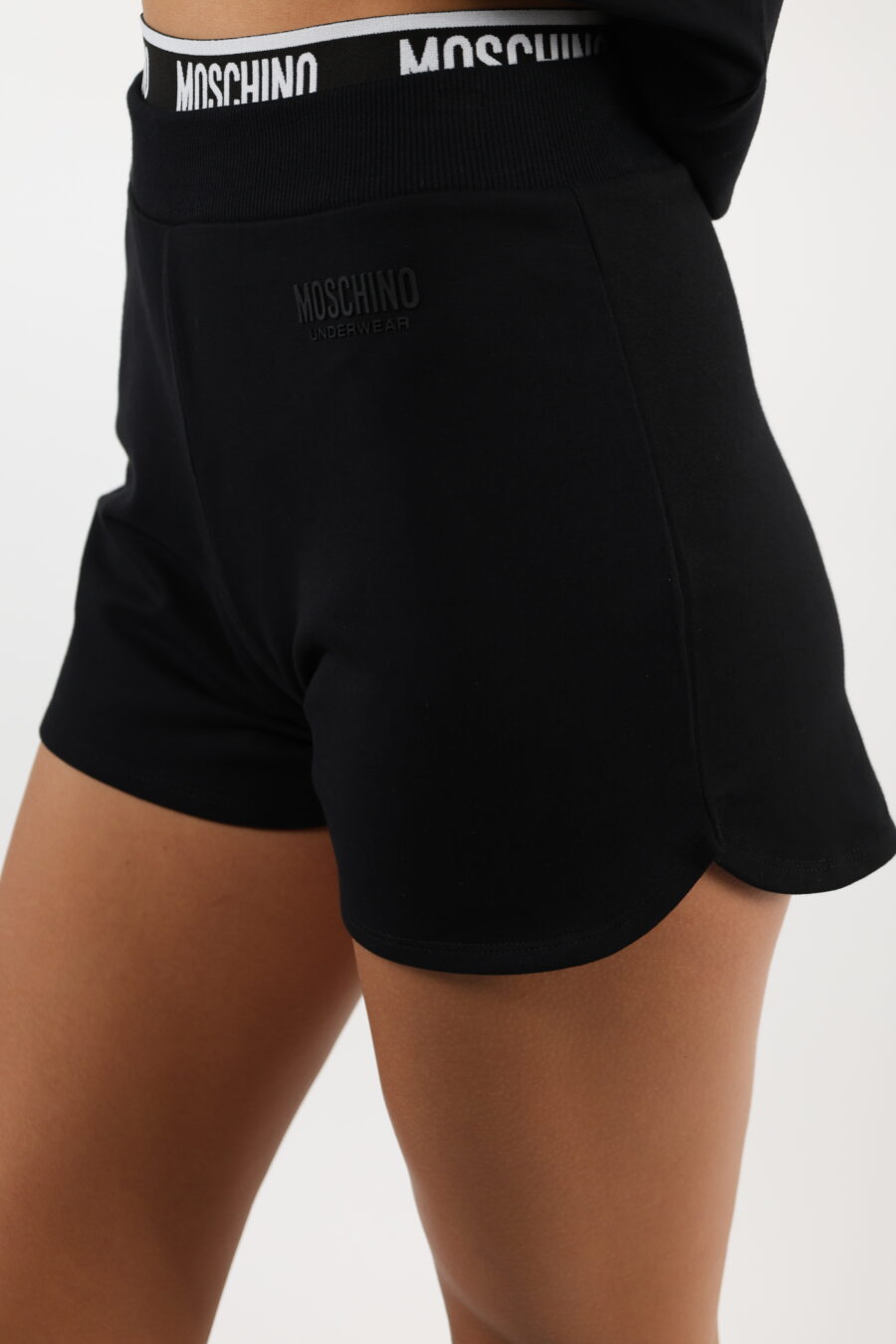 Shorts negros con logo en cinta en cintura blanco - 110500