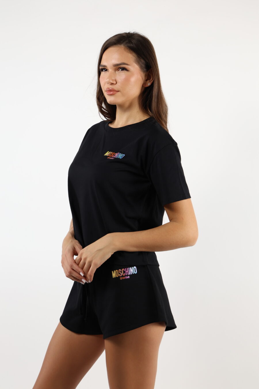 Camiseta negra "oversize" con minilogo multicolor - 110503