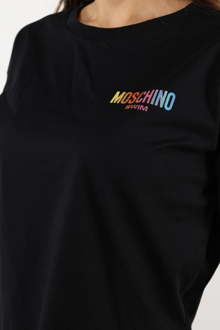 Camiseta negra "oversize" con minilogo multicolor - 110504