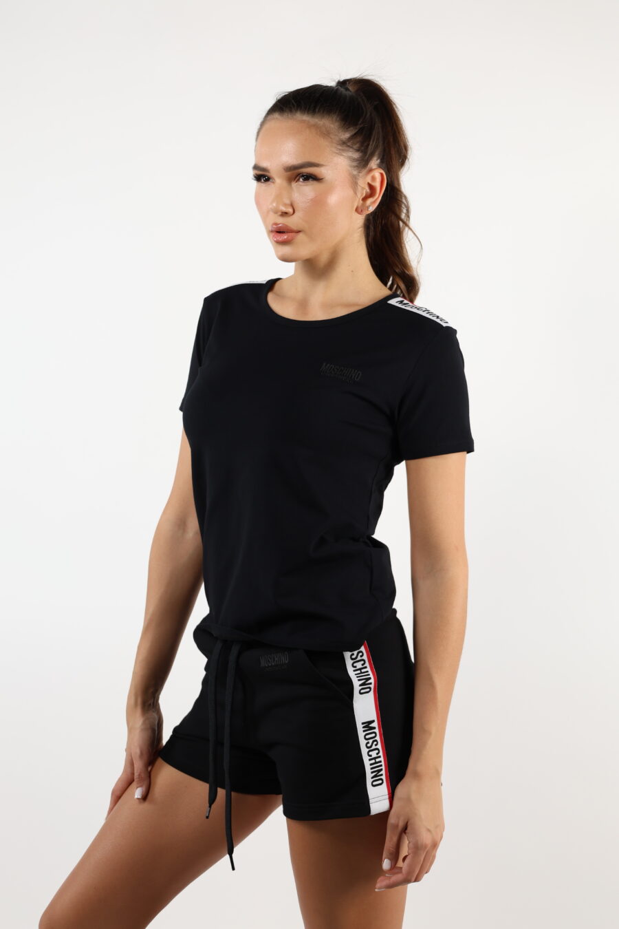 Schwarzes T-Shirt mit monochromem Logo auf dem Schulterband - 110512