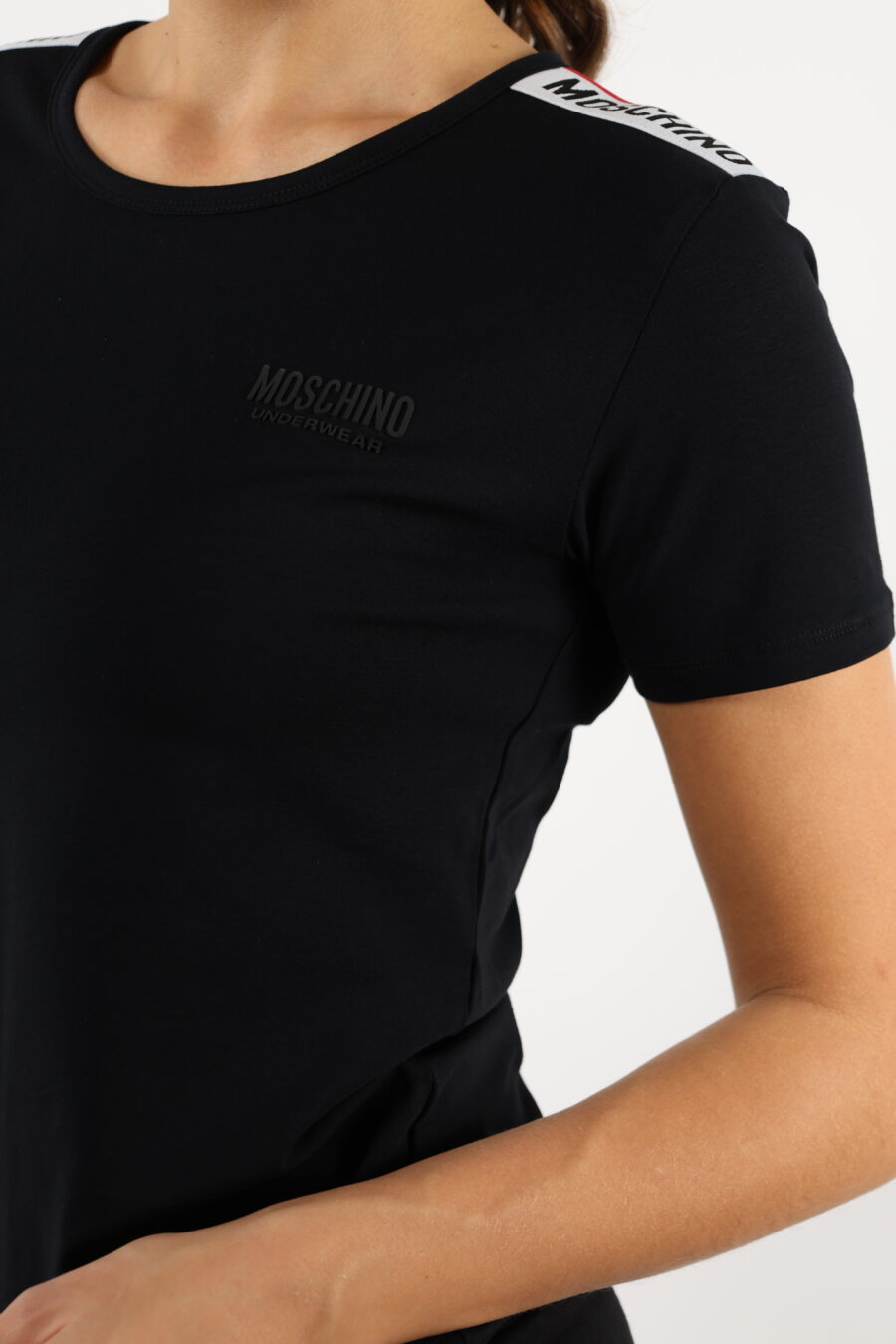 Schwarzes T-Shirt mit monochromem Logo auf dem Schulterband - 110513