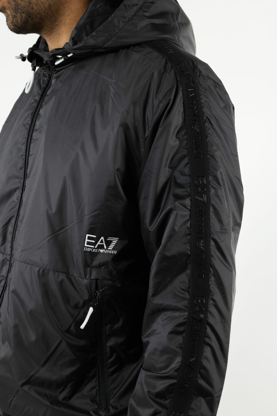 Schwarze wasserdichte Jacke mit Kapuze, weißen Seitenlinien und "lux identity"-Logo - 110956