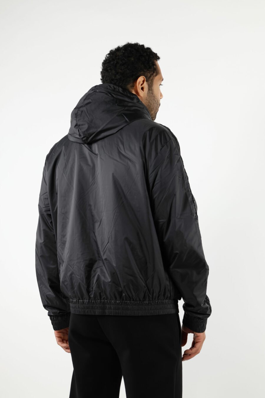 Chaqueta negra impermeable con capucha lineas blancas laterales y logo "lux identity" - 110957