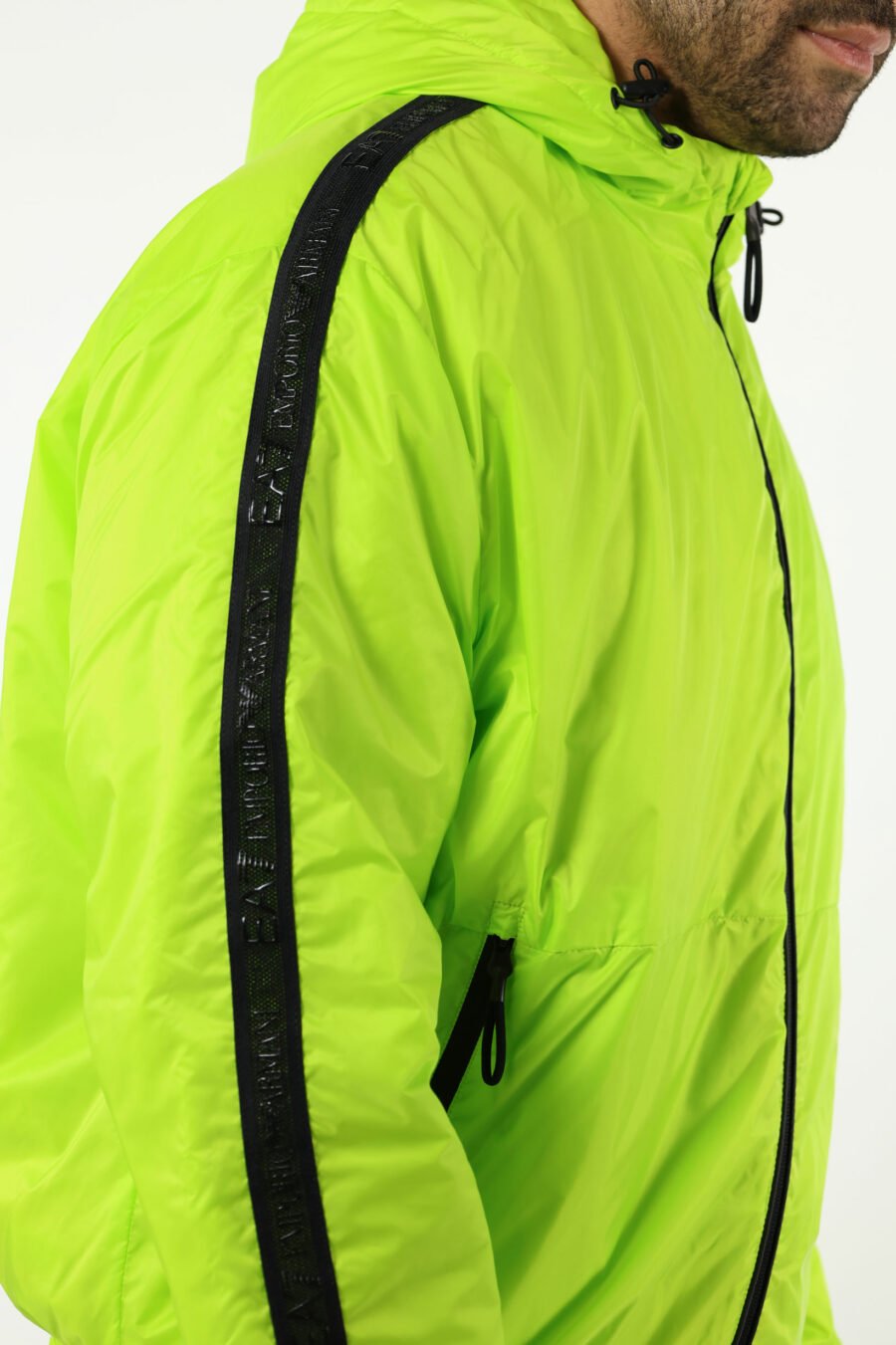 Chaqueta verde lima impermeable con capucha lineas blancas laterales y logo "lux identity" - 110969