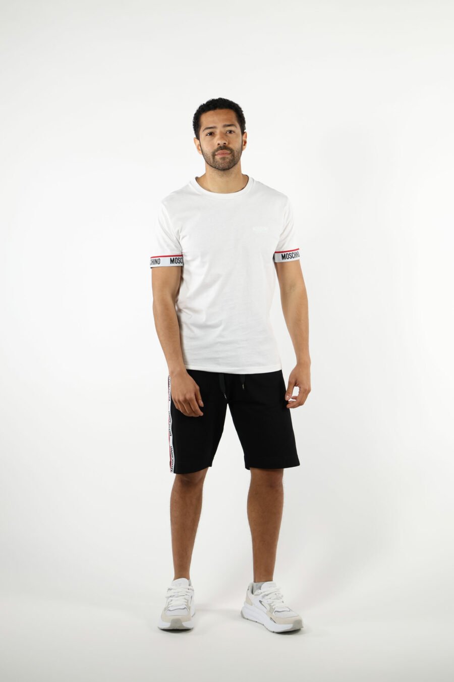T-shirt blanc avec logo blanc sur les manches - 110971