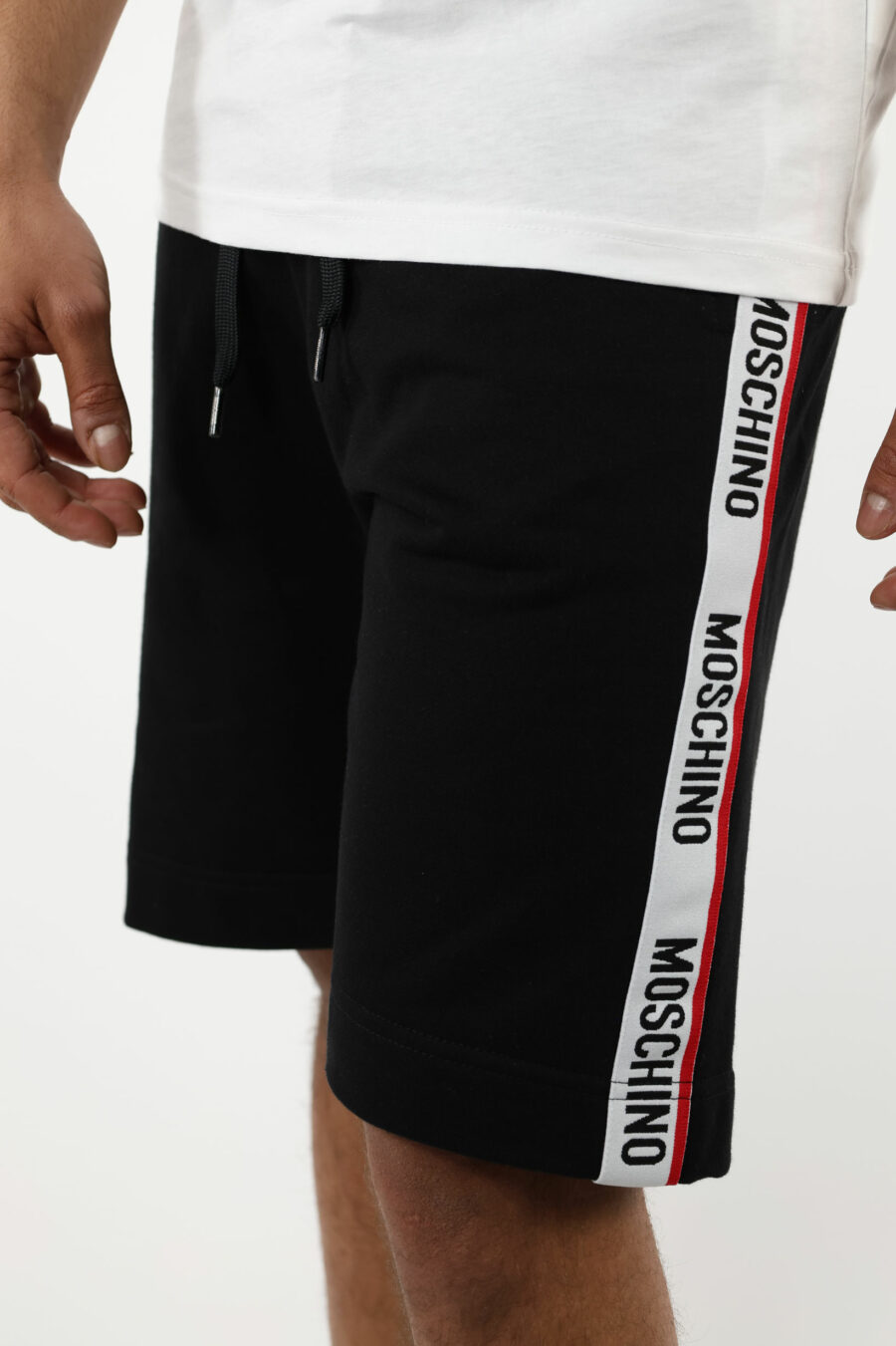 Pantalón de chándal corto negro con logo en cinta vertical - 110977