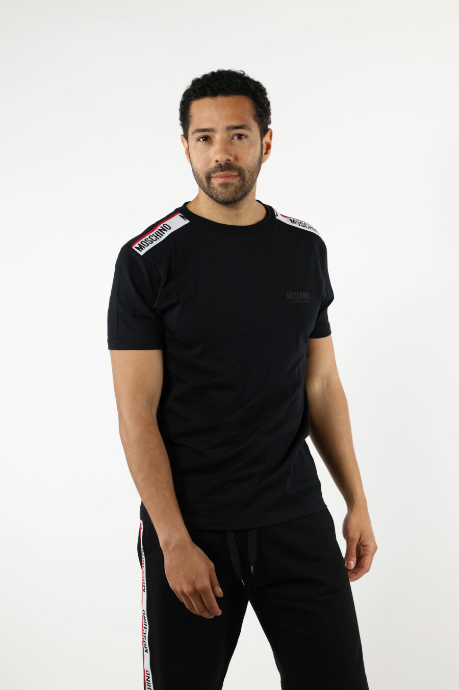 T-shirt noir avec logo blanc et ruban rouge sur les épaules - 110980