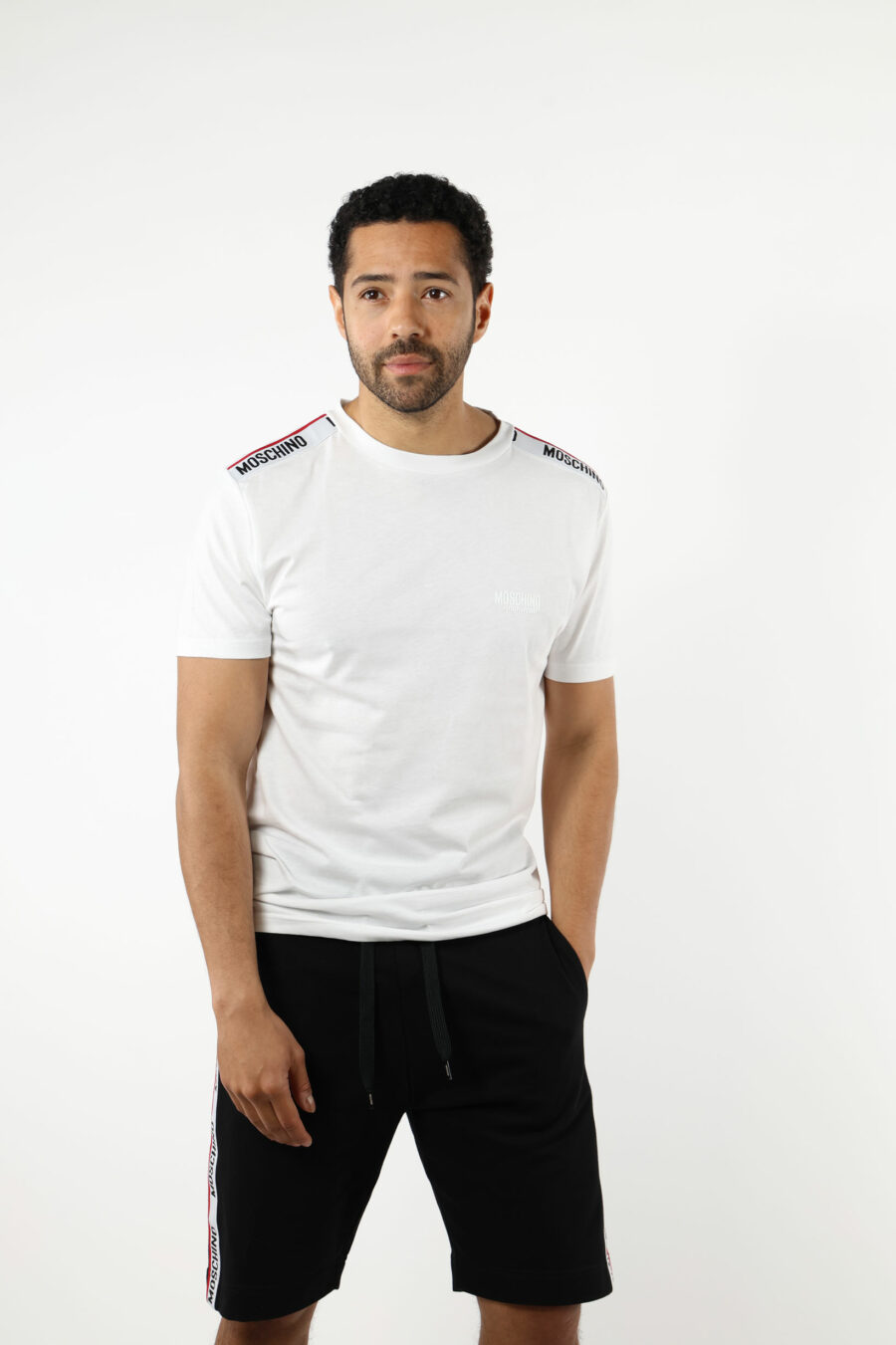 T-shirt blanc avec logo noir et ruban rouge sur les épaules - 110989