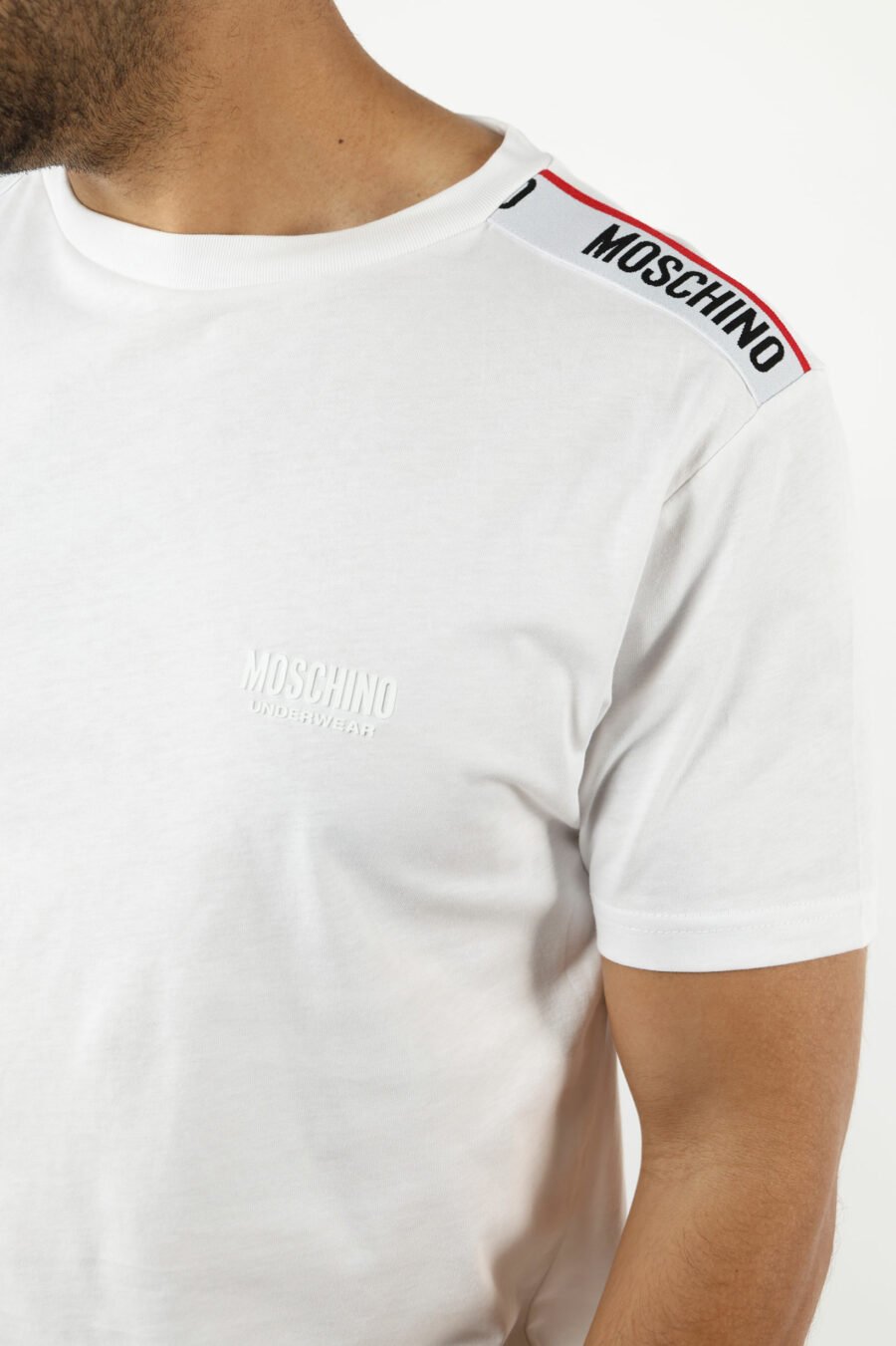 T-shirt blanc avec logo noir et ruban rouge sur les épaules - 110990