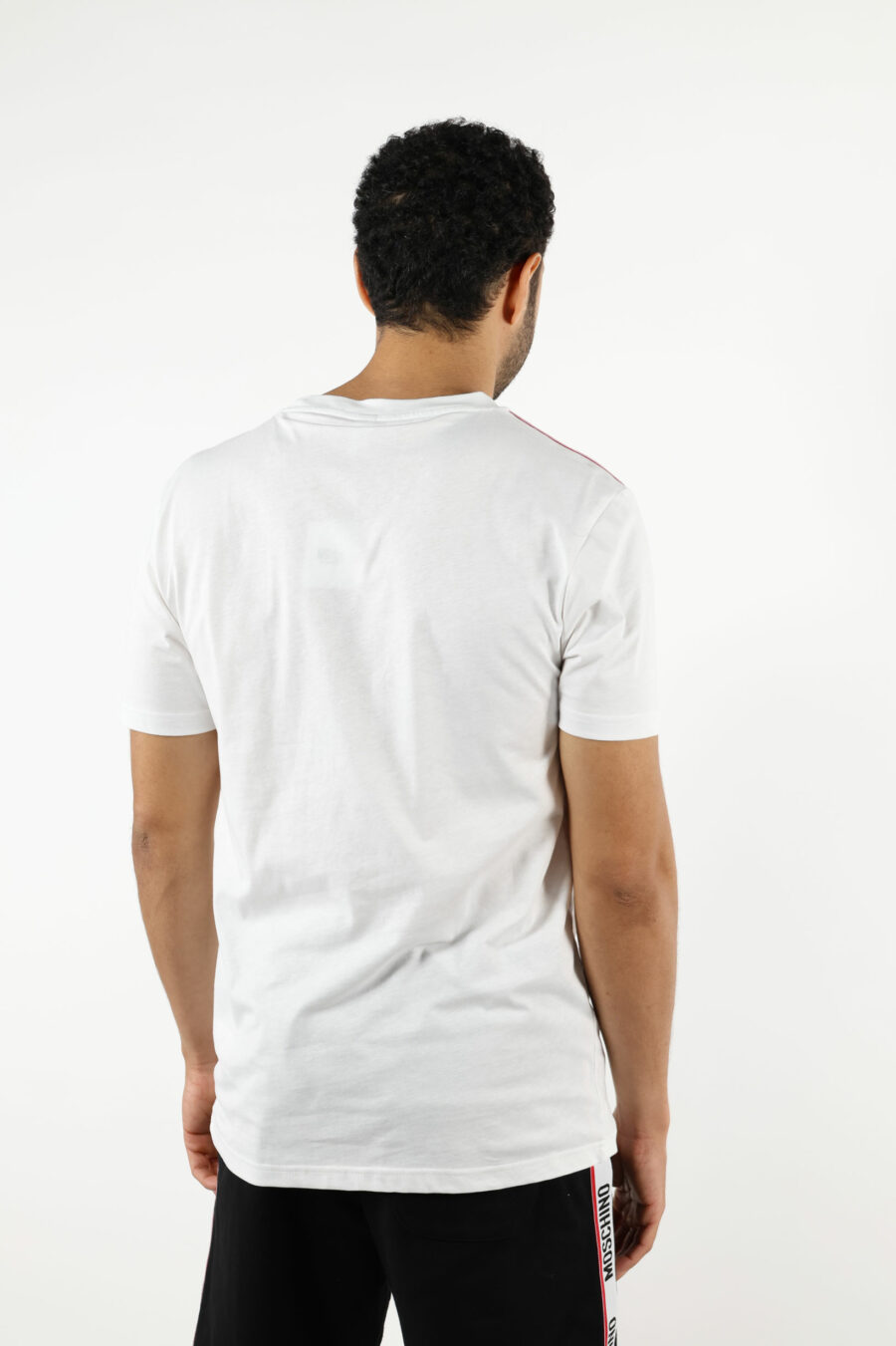 T-shirt blanc avec logo noir et ruban rouge sur les épaules - 110991