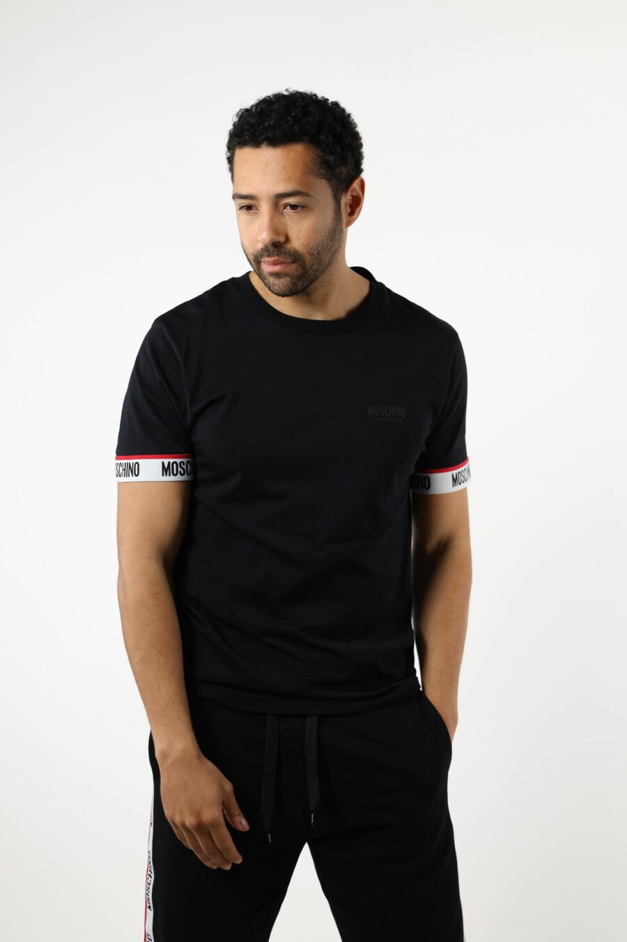 Schwarzes T-Shirt mit weißem Logo am Ärmel - 110993