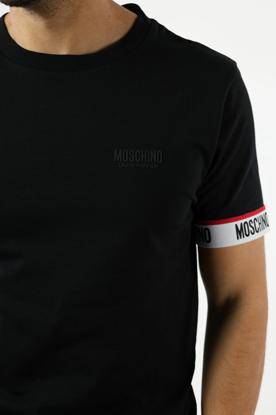 Schwarzes T-Shirt mit weißem Logo am Ärmel - 110994