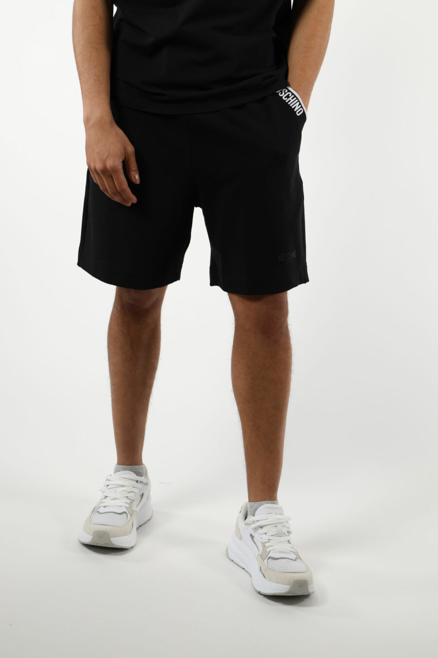 Pantalón de chándal corto negro con logo en bolsillos - 111002