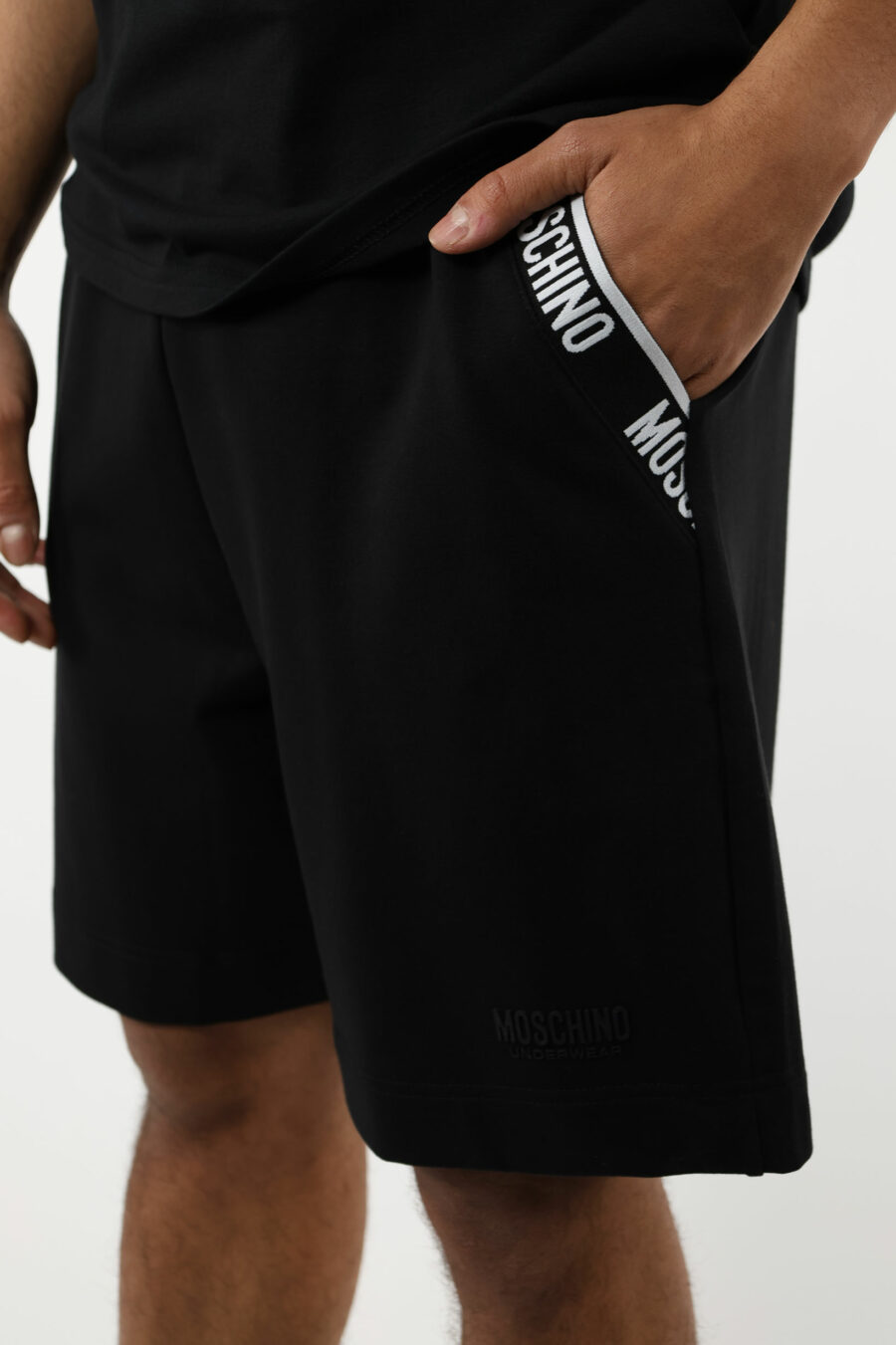 Pantalón de chándal corto negro con logo en bolsillos - 111003 1