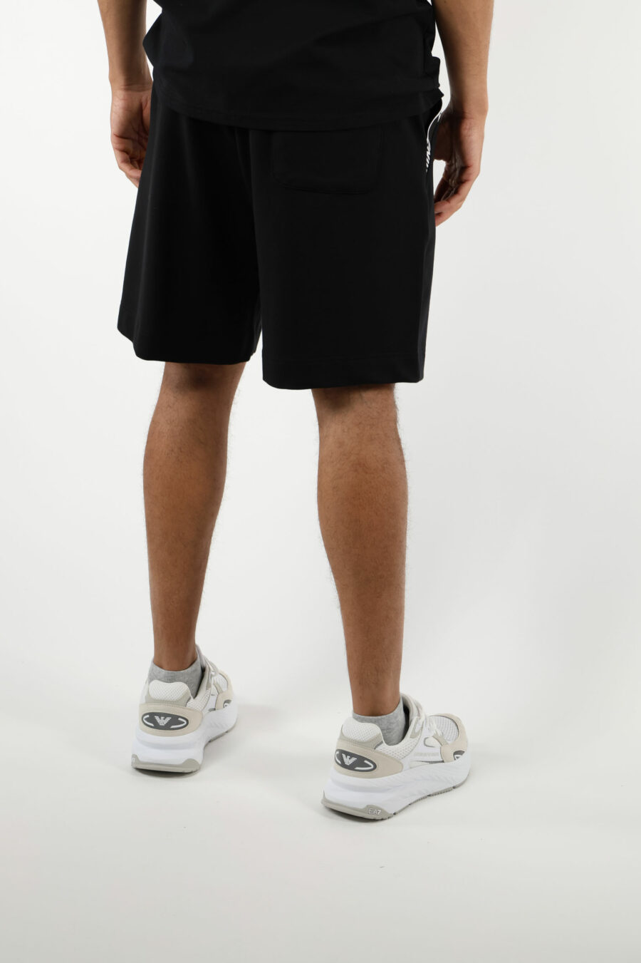 Pantalón de chándal corto negro con logo en bolsillos - 111004