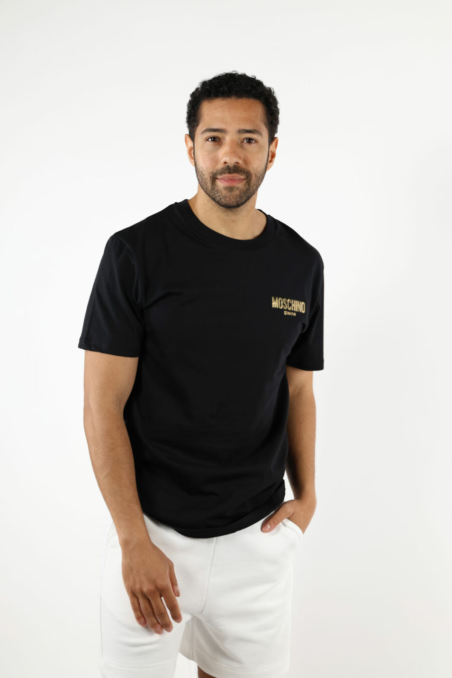 Camiseta negra con minilogo dorado "swim" - 111082