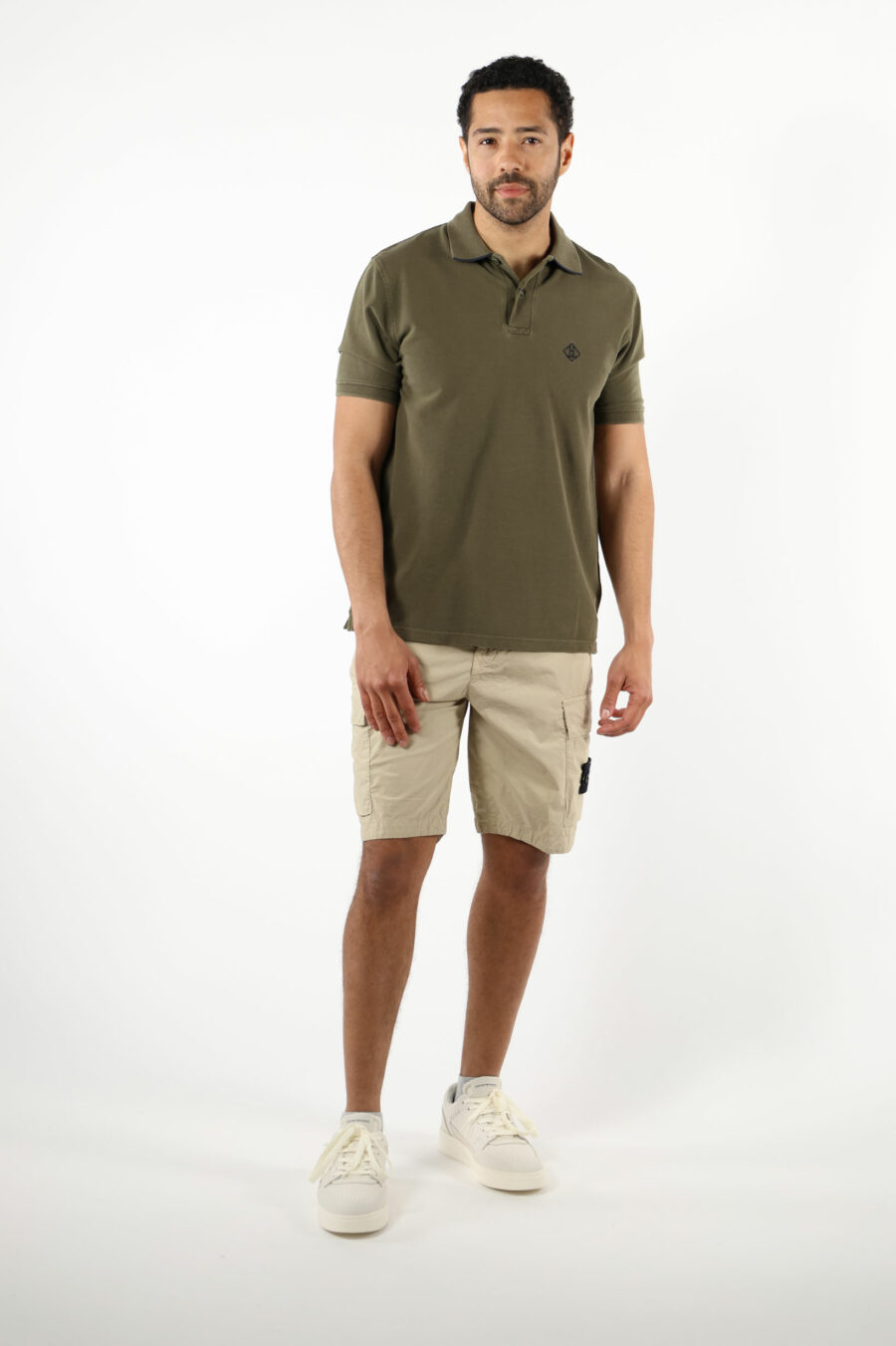 Pantalón corto color arena estilo cargo con logo parche brújula - 111370